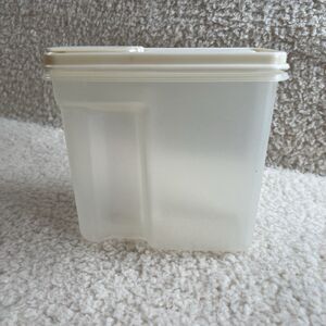 RUBBERMAID SERVIN SAVER #4  w POUR SPOUT #0086 STORAGE CONTAINER 4 cup